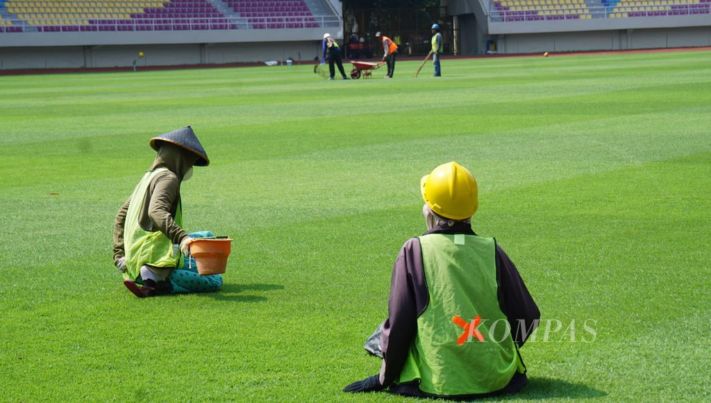 Suasana pengerjaan renovasi untuk gelaran Piala Dunia U-20 di Stadion Manahan, Kota Surakarta, Jawa Tengah, Senin (21/3/2023). 