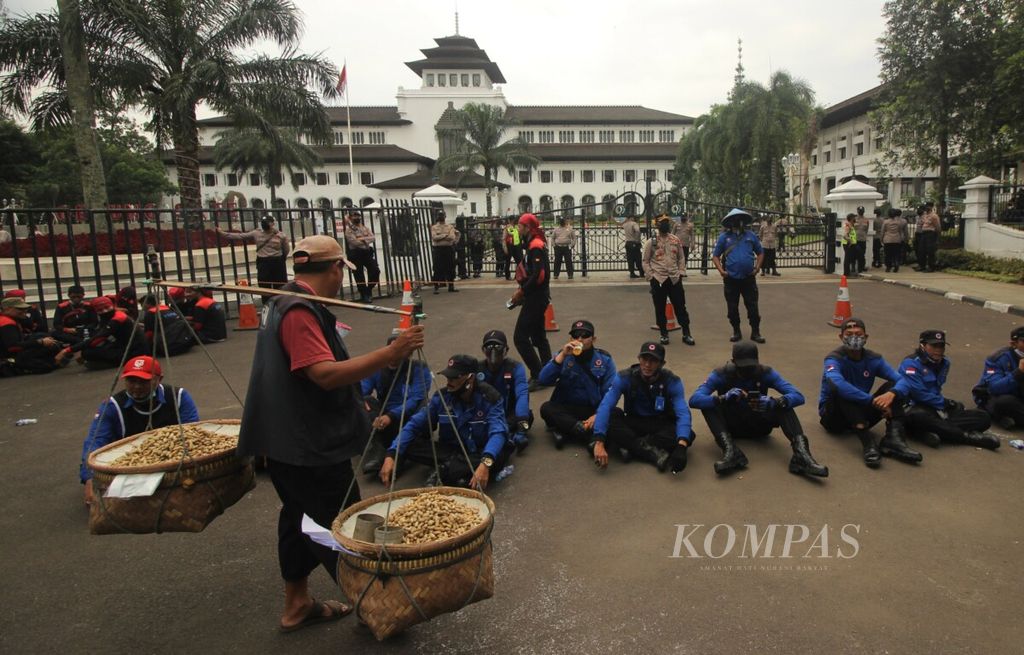 https://assetd.kompas.id/q7fbDIlqecNtBcy8cNiNxAv1Wss=/1024x655/filters:watermark(https://cdn-content.kompas.id/umum/kompas_main_logo.png,-16p,-13p,0)/https%3A%2F%2Fkompas.id%2Fwp-content%2Fuploads%2F2021%2F11%2F20211125TAM-09_1637827318.jpg