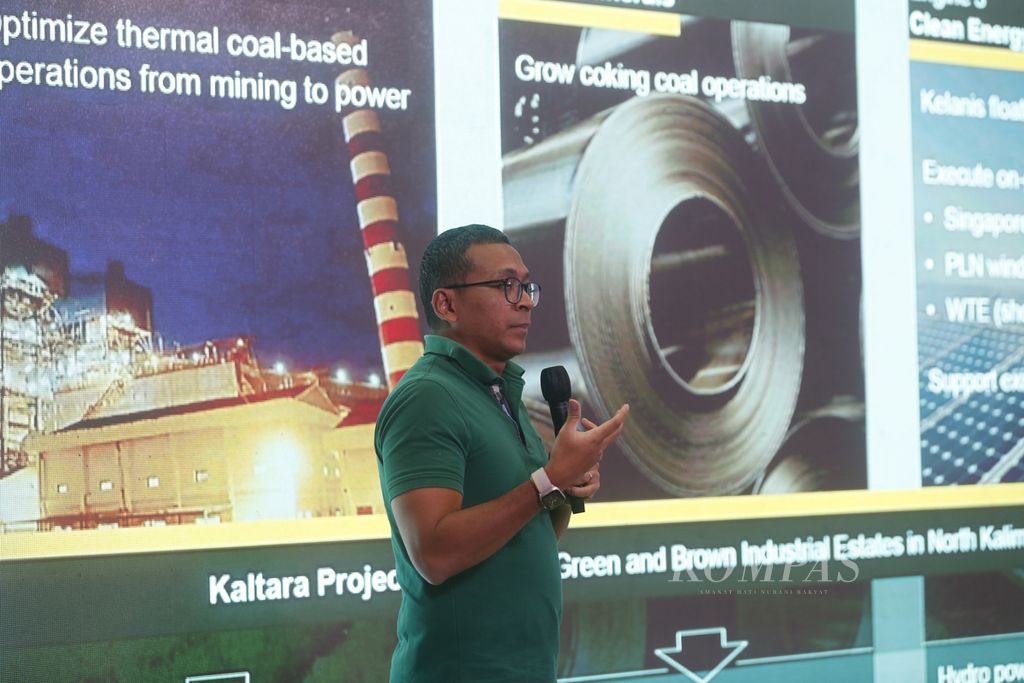 President Director Adaro Power Dharma Djojonegoro memaparkan kinerja perusahaannya pada acarq Kompas100 Forum: CEO on Stage di Gedung Fakuktas Teknik UI, Depok, Jakarta, Senin (21/11/2022).  