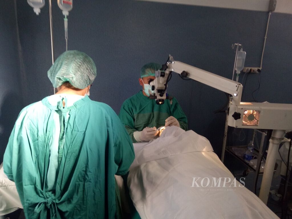 Dokter spesialis mata di Malaka sedang melakukan operasi katarak di daerah itu beberapa waktu lalu. Dokter spesialis cukup tersedia di Malaka.