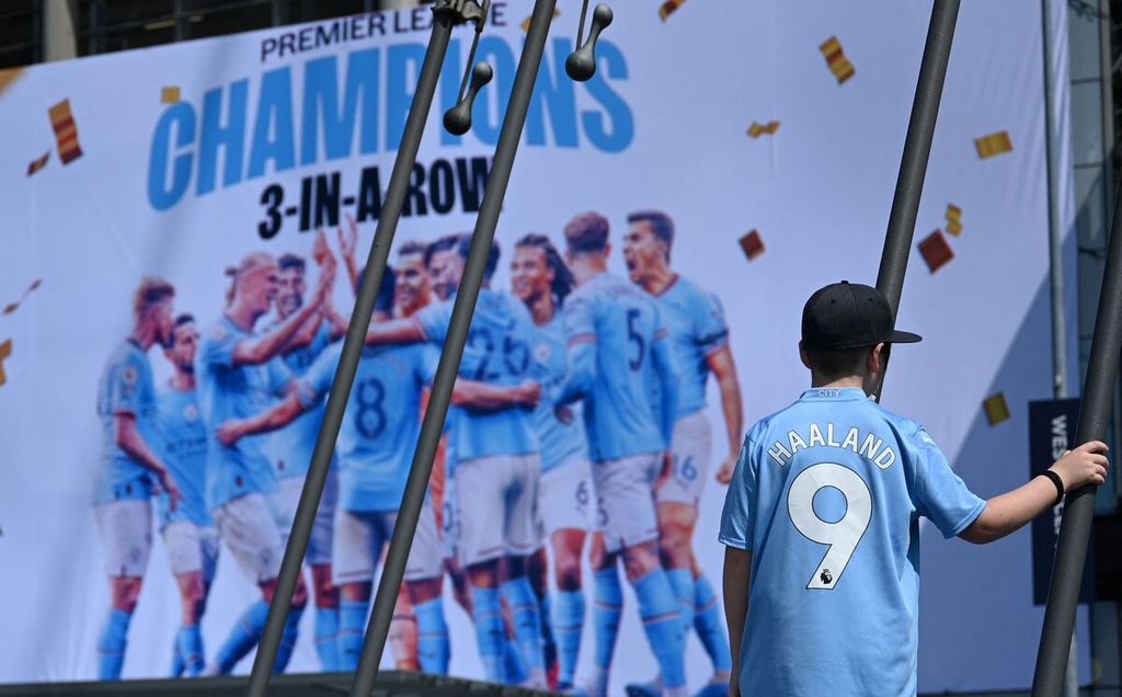 Penggemar menantikan laga Manchester City versus Chelsea pada laga Liga Inggris di Stadion Etihad, Manchester, Minggu (21/5/2023). City menjalani laga itu dengan status sebagai juara Liga Inggris musim 2022-2023. Tiga kali beruntun mereka menjadi juara.