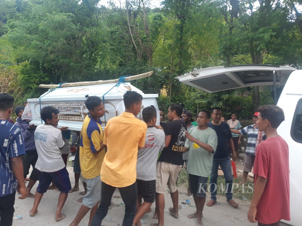 Rombongan warga pemikul jenazah, melewati jalan setapak akibat longsor menutup badan jalan Timor Raya, tepatnya di Kelurahan Takari, Kabupaten Kupang, Nusa Tenggara Timur pada Sabtu (18/2/2023). Jenazah itu dibawa dari Kabupaten Timor Tengah Utara menuju Kota Kupang.