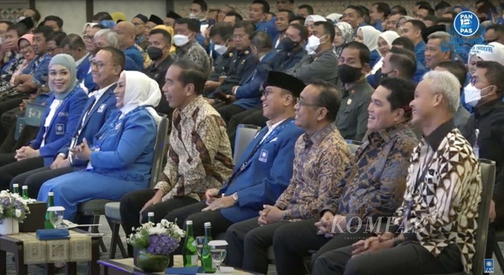 Gubernur Jawa Tengah Ganjar Pranowo (kanan) dan Menteri BUMN Erick Thohir (kedua dari kanan) saat menghadiri pembukaan Workshop dan Rakornas PAN 2023 di Semarang, Jawa Tengah, Minggu (26/2/2023) pagi.