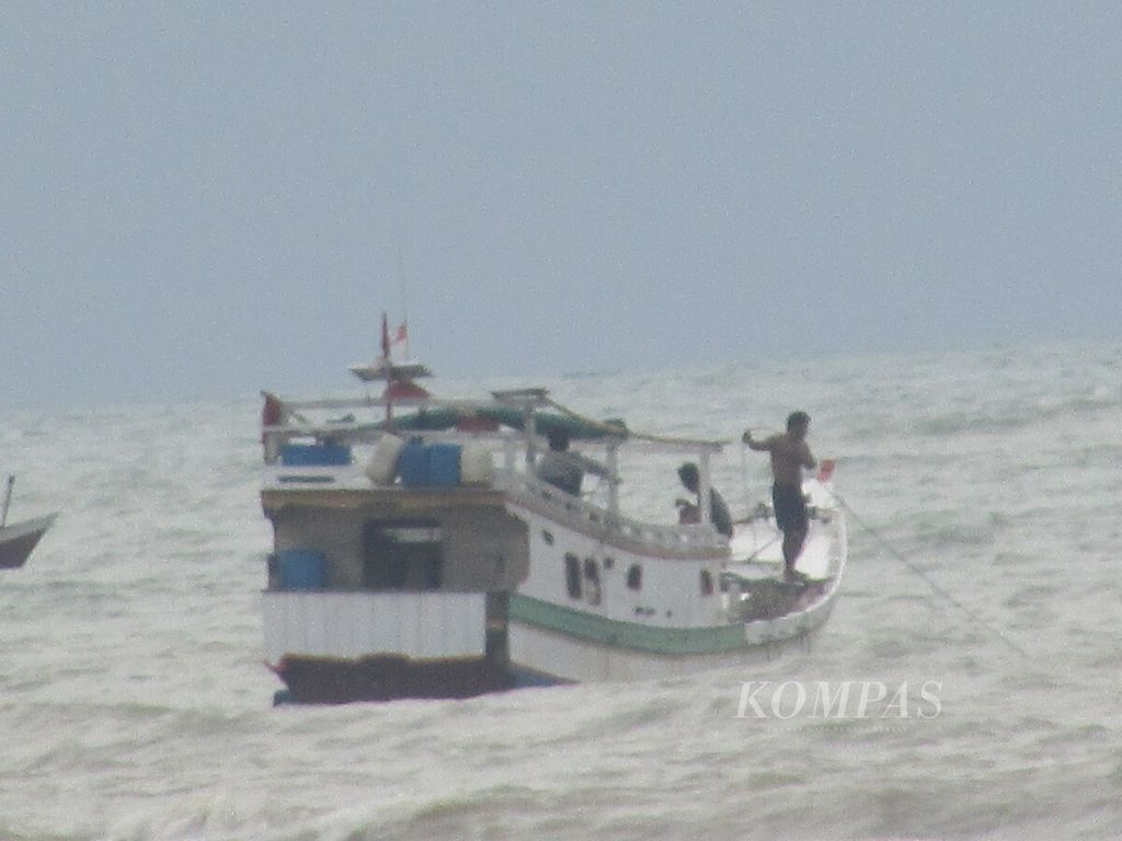 https://assetd.kompas.id/qEWZb8tJQKja2UTlxWd3sxF0G9M=/1024x768/filters:watermark(https://cdn-content.kompas.id/umum/kompas_main_logo.png,-16p,-13p,0)/https%3A%2F%2Fkompas.id%2Fwp-content%2Fuploads%2F2019%2F01%2F20190125korb-nelayan-bantu-cari_1548417000.jpg