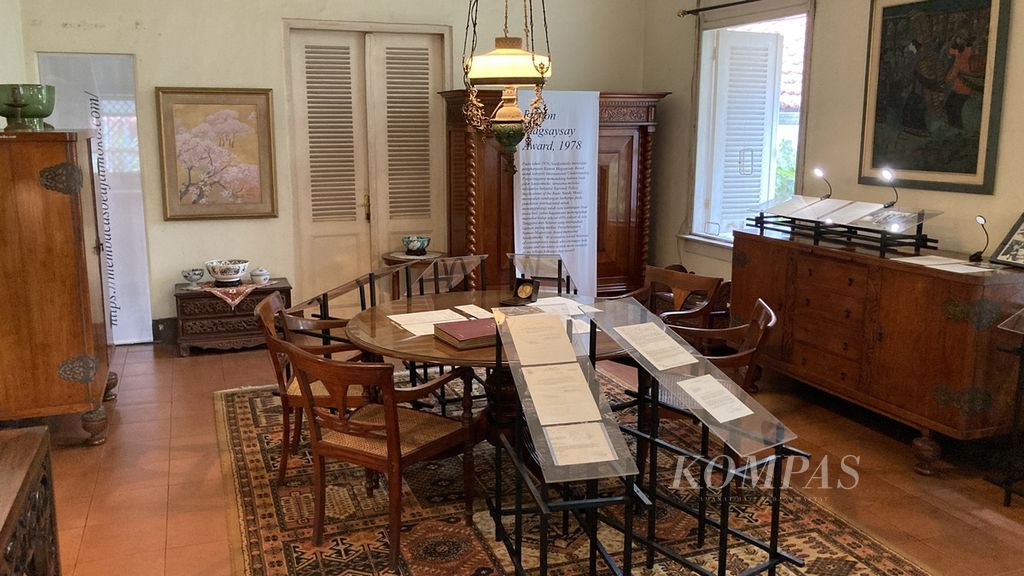 Suasana pameran Membaca Soedjatmoko dari Rumah dan Ingatan” yang berlangsung di kediaman Soedjatmoko (1922-1989) di kawasan Menteng, Jakarta, Senin (9/1/2023). Pameran yang berlangsung pada 10-14 Januari 2023 ini menampilkan lebih dari 250 arsip pribadi yang disimpan keluarga Soedjatmoko. Adapun Soedjatmoko merupakan pemikir dan diplomat. Ia pernah menjadi perwakilan Indonesia pada Sidang Umum PBB, serta ikut mendampingi Sutan Sjahrir di sidang Dewan Keamanan PBB pada 1947.