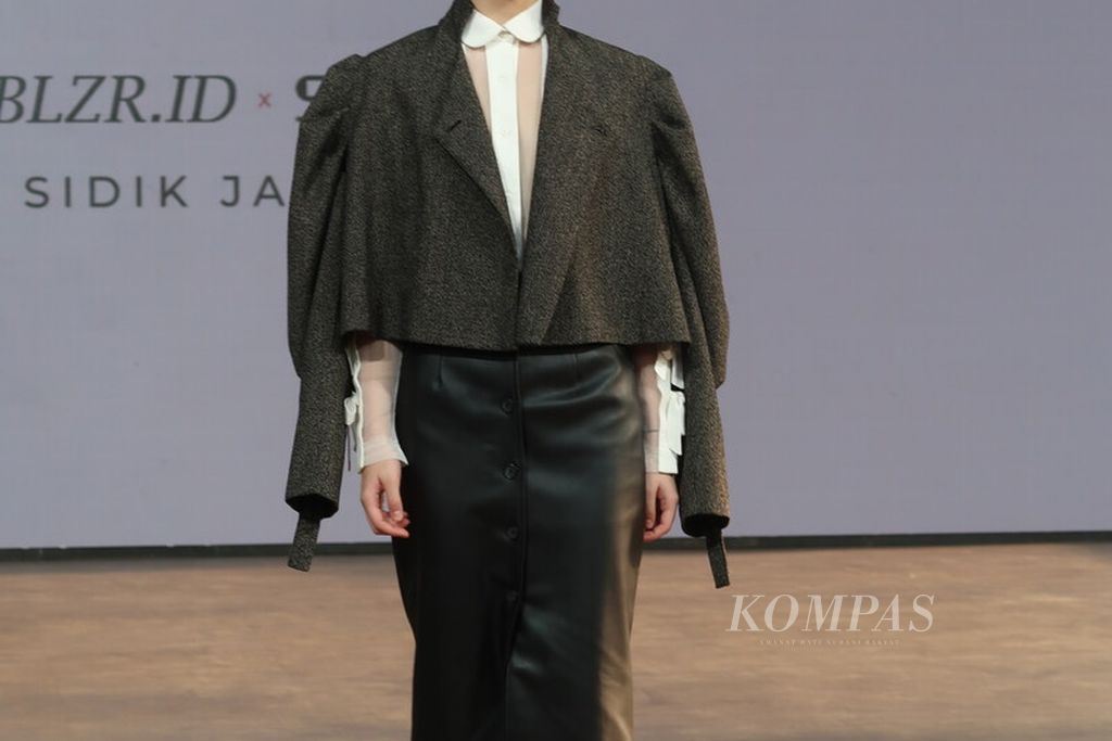 BLZR.ID (dibaca: blei.zer.ai.id) menggandeng Susan Budihardjo untuk menciptakan tampilan profesional yang modern. Tampak suasana "trunk show' bertajuk Sidik Jari yang menyajikan 32 set hasil karya dari kedua jenama di Open Door, Alam Sutera, Tangerang, Banten, Sabtu (16/9/2023)