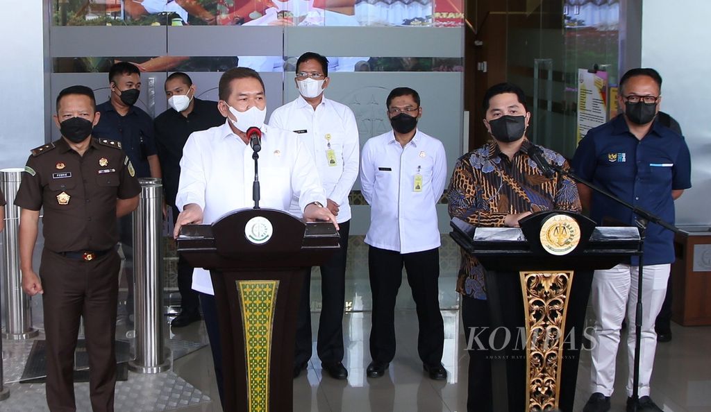 Jaksa Agung Sanitiar Burhanuddin (kiri) bersama Menteri Badan Usaha Milik Negara (BUMN) Erick Thohir memberikan keterangan pers seusai pertemuan di Kompleks Kejaksaan Agung, Jakarta, Selasa (11/1/2022). Pertemuan membahas persoalan dugaan korupsi pengadaan atau sewa pesawat terbang jenis ATR 72-600 oleh maskapai penerbangan Garuda Indonesia. 