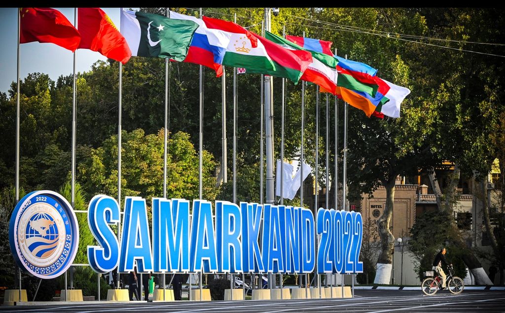 Seorang pria mengendarai sepeda di pusat kota Samarkand, Uzbekistan,  Selasa (13/9/2022).