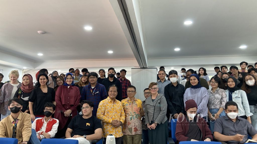 Suasana kuliah umum bertajuk Women in Leadership di Universitas Paramadina, Jakarta, Selasa (14/3/2022). Sesi kuliah ini menampilkan Dekan Fakultas Humaniora dan Ilmu Sosial University of Queensland, Australia, Heather Zwicker, sebagai pembicara.
