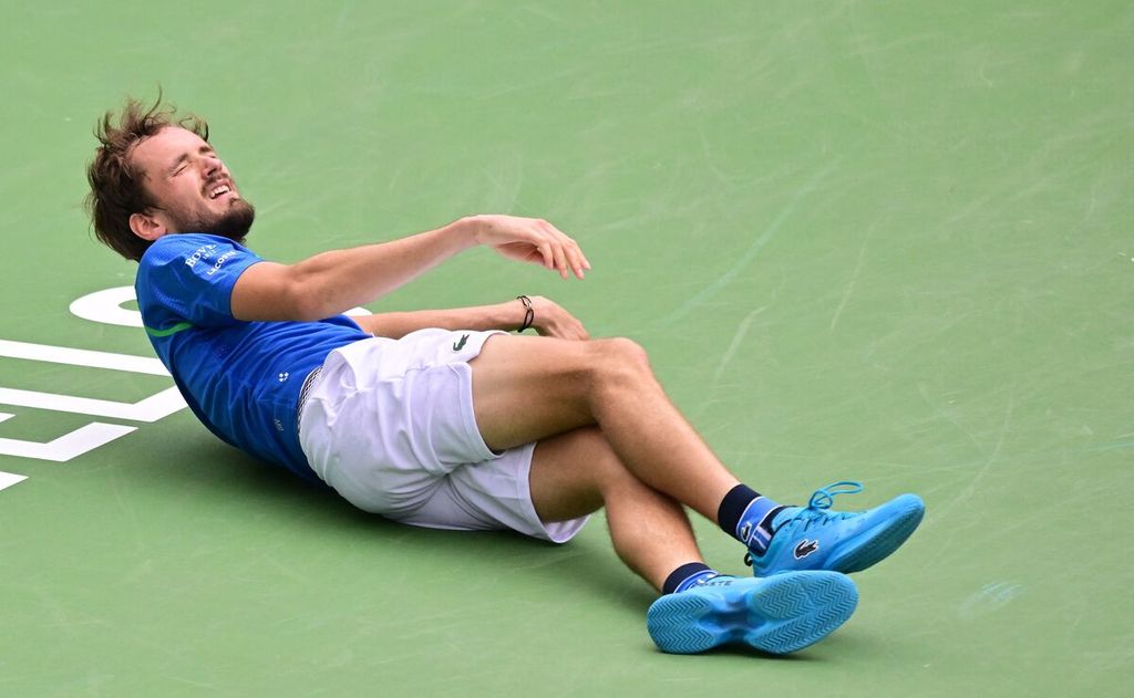 Petenis Rusia Daniil Medvedev kesakitan setelah pergelangan kaki kanannya terkilir dalam pertandingan babak keempat turnamen ATP Masters 1000 Indian Wells melawan petenis Jerman Alexander Zverev, di Indian Wells, California, Selasa (14/3/2023) waktu setempat atau Rabu siang WIB. Meskipun kakinya dibebat, Medvedev menang 6-7 (5), 7-6 (5), 7-5. 