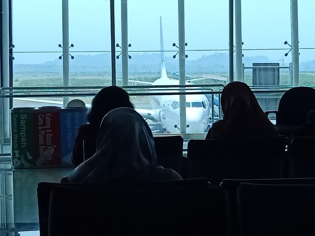 Penumpang pesawat menunggu di ruang tunggu, bandara. Pemerintah di Jakarta, Jumat (27/9/2019),