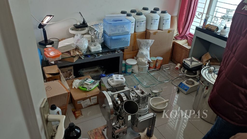 A room used for processing ecstasy in a house controlled by a drug lord, Freddy Pratama, was found in the Sunter area of North Jakarta on Monday (8/4/2024).