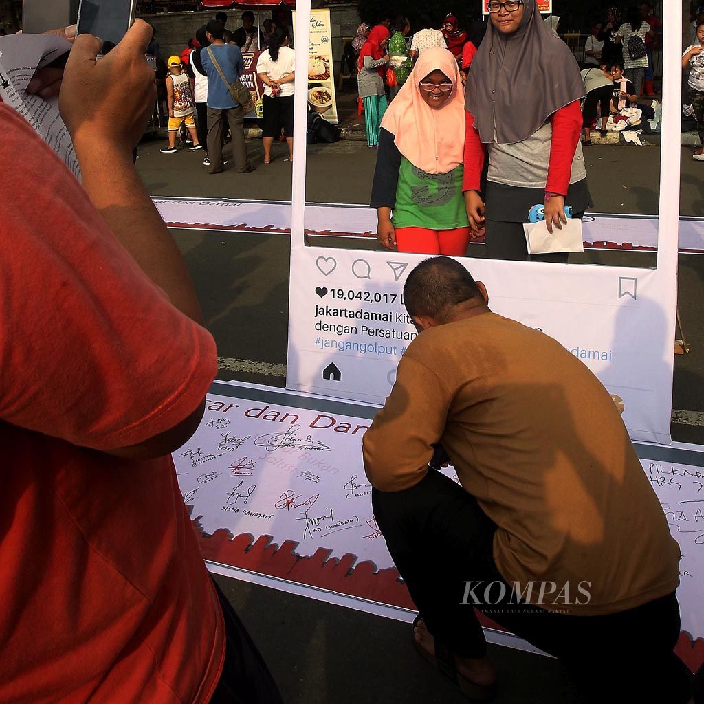 https://assetd.kompas.id/qOHqOidnNUQezWs0JWA0rBLDQhk=/1024x1024/filters:watermark(https://cdn-content.kompas.id/umum/kompas_main_logo.png,-16p,-13p,0)/http%3A%2F%2Fkompas.id%2Fwp-content%2Fuploads%2F2017%2F04%2F20170416H6_ENGLISH-TAJUK-1_A_web.jpg