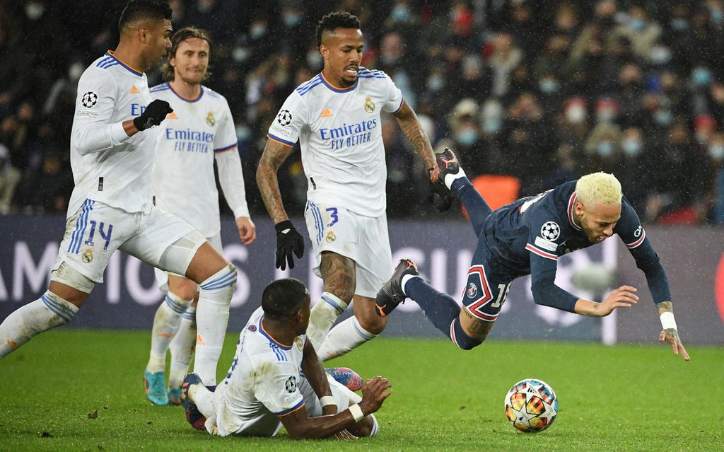 Penyerang Paris Saint-Germain (PSG), Neymar (kanan), dilanggar bek Real Madrid, David Alaba (bawah), pada laga pertama babak 16 besar Liga Champions di Stadion Parc des Princes, Paris, Perancis, Rabu (16/2/2022) dini hari WIB. Neymar yang masuk pada babak kedua memberi kontribusi signifikan terhadap permainan PSG, salah satunya membuat asis untuk gol kemenangan tuan rumah.