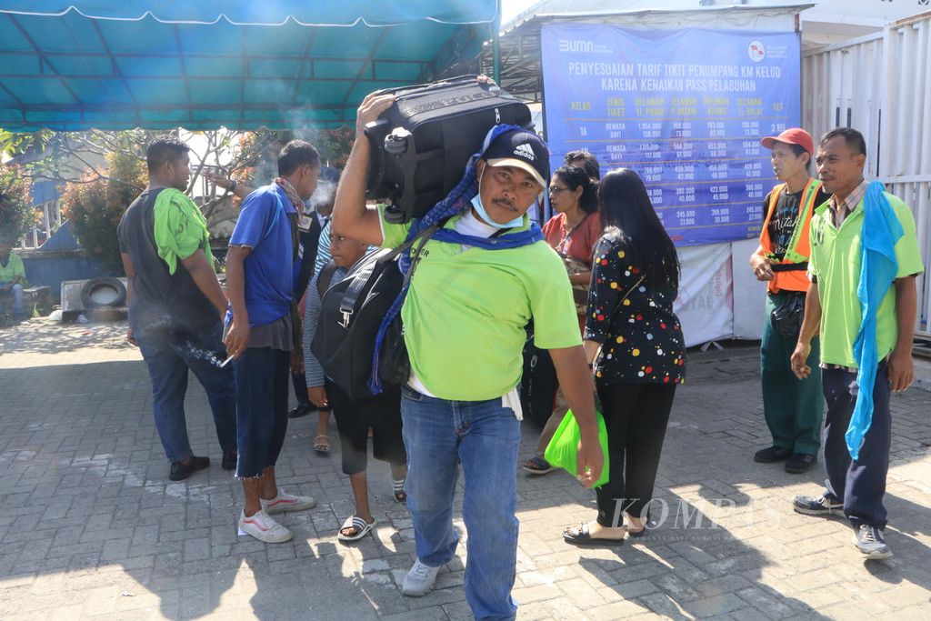 Kuli angkut membantu penumpang mengangkat barang ke atas Kapal Motor Penumpang Kelud yang hendak berangkat ke Batam dan Jakarta di Terminal Penumpang Bandar Deli, Pelabuhan Belawan, Medan, Sumatera Utara, Selasa (7/3/2023). Jasa mereka sangat dibutuhkan, tetapi secara turun-temurun terjerat kemiskinan.