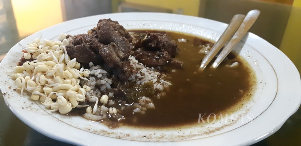 Rawon, makanan khas Jawa Timuran.