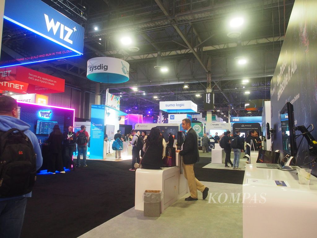 Pengunjung memadati arena eksebisi dalam ajang AWS (Amazon Web Services) re:Invent 2022 yang digelar di Las Vegas, Amerika Serikat, 28 November-2 Desember 2022. Selain pameran besar dari mitra bisnis AWS dalam layanan database, analisa data, machine learning, dan keamanan siber, re:Invent juga menampilkan sejumlah pembicara kunci dari AWS yang mengumumkan produk teknologi komputasi awan terbaru.