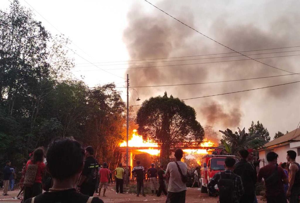 Peserta aksi di Desa Bangkal, Kabupaten Seruyan, Kalimantan Tengah, membakar sejumlah fasilitas milik perusahaan pada Kamis (21/9/2023) sore. Massa menuntut perusahaan perkebunan sawit tersebut memberikan hak berupa kebun plasma untuk masyarakat.