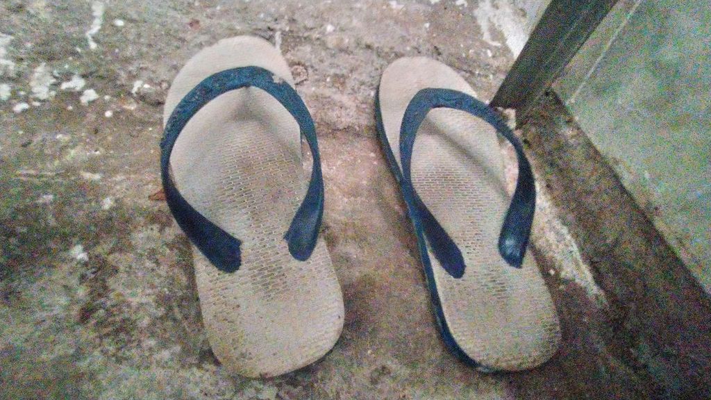 Sepasang sandal japit yang diduga dikenakan pelaku saat melangsungkan aksinya di kompleks Jalan Tebet Timur Raya, Kelurahan Tebet Timur, Kecamatan Tebet, Jakarta Selatan, Senin (5/12/2022).
