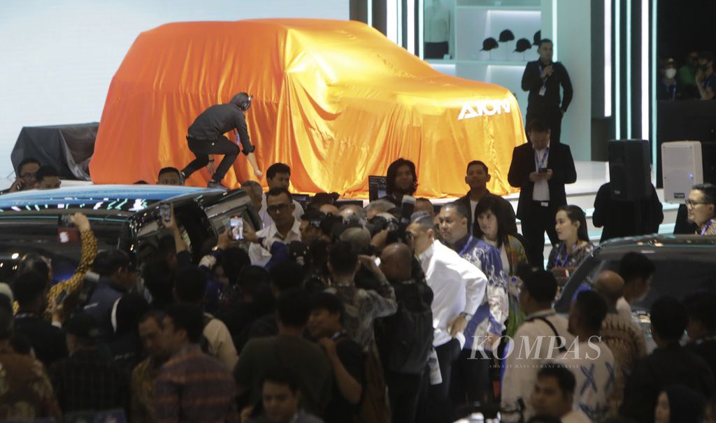 Petugas membenahi selubung mobil yang akan diluncurkan dalam pameran otomotif Gaikindo Jakarta Auto Week (GJAW ) 2024 di ICE BSD, Kabupaten Tangerang, Banten, Jumat (22/11/2024). Pameran yang digelar akhir tahun ini menjadi salah satu stimulus untuk meningkatkan penjualan otomotif 2024. Pameran diadakan pada 22 November 2024 sampai dengan 1 Desember 2024. 