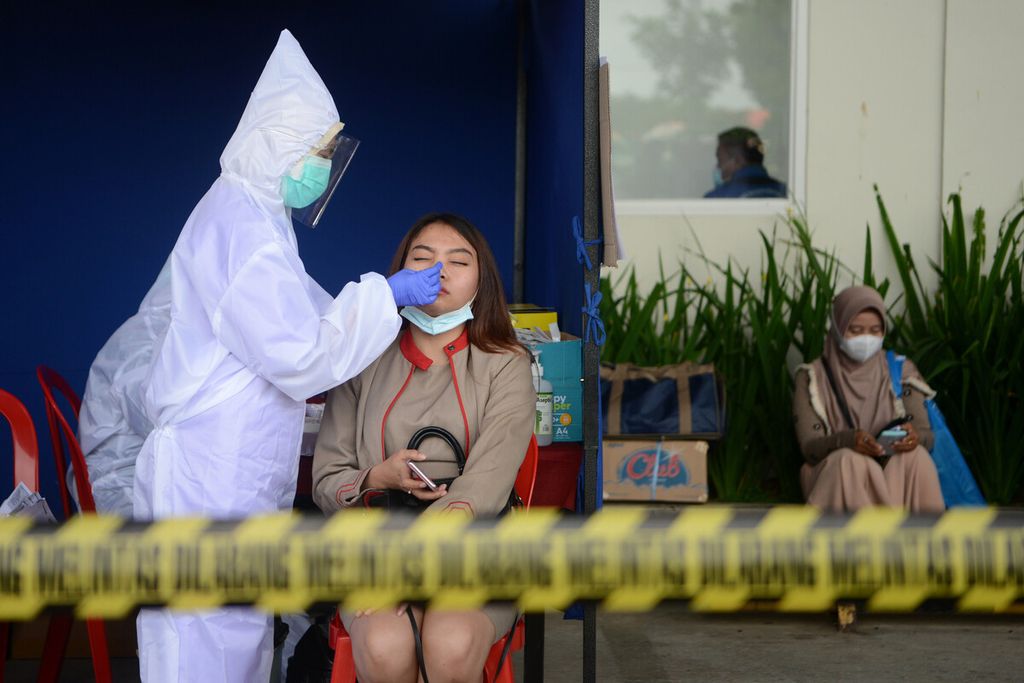 Calon penumpang mengikuti tes cepat antigen di Bandara Adi Soemarmo, Boyolali, Jawa Tengah (22/12/2020). Pemerintah mewajibkan penumpang pesawat memiliki surat keterangan negatif Covid-19 untuk mengurangi risiko penyebaran Covid-19 selama masa libur akhir tahun. 