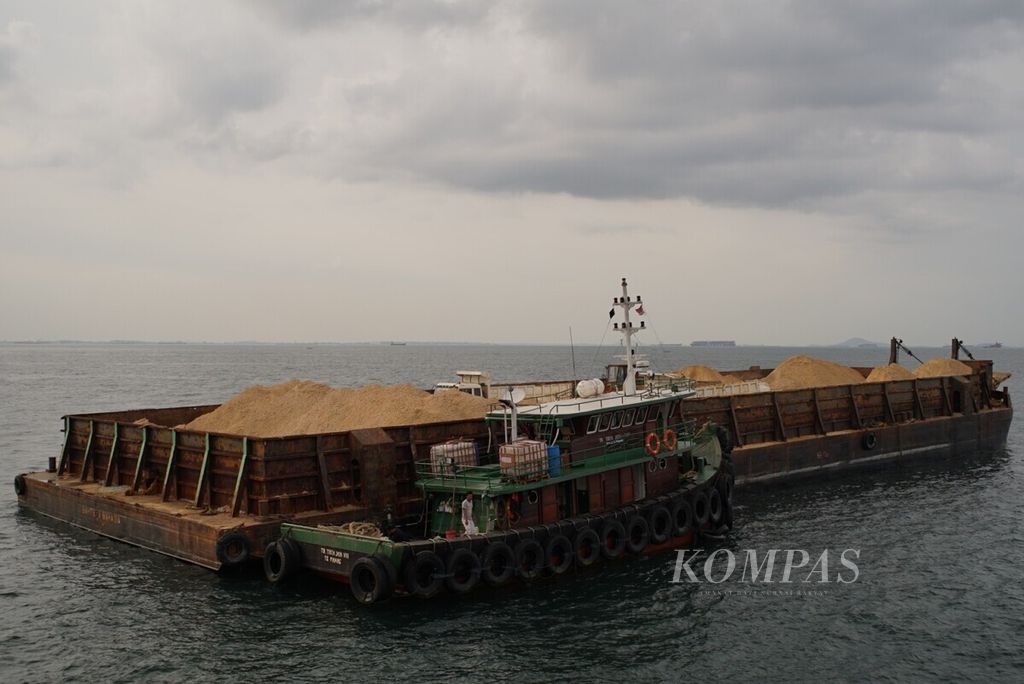 Sebuah kapal tunda dan kapal tongkang pengangkut pasir dari Pulau Citlim, Kecamatan Moro, Kabupaten Karimun, Kepulauan Riau, disita Gugus Keamanan Laut Komando Armada I untuk selanjutnya dibawa ke Pangkalan TNI AL di Batam, Kepulauan Riau, Kamis (25/7/2019).