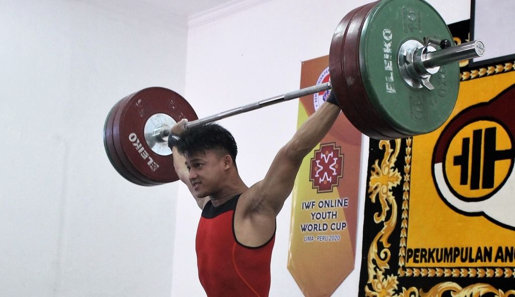 Lifter Rizki Juniansyah menyapu bersih seluruh emas dalam angkatan total, <i>snatch</i>, dan <i>clean & jerk</i>, sekaligus memecahkan tiga rekor dunia remaja baru dalam Kejuaraan Dunia Angkat Besi Remaja Daring 2020, Minggu (15/11/2020) pagi WIB. Rizki meraih perak kelas 73 kilogram dalam Kejuaraan Dunia Angkat Besi 2022 di Gran Carpa Americas Corferias, Bogota, Kolombia, Sabtu (10/12/2022) waktu Indonesia.  