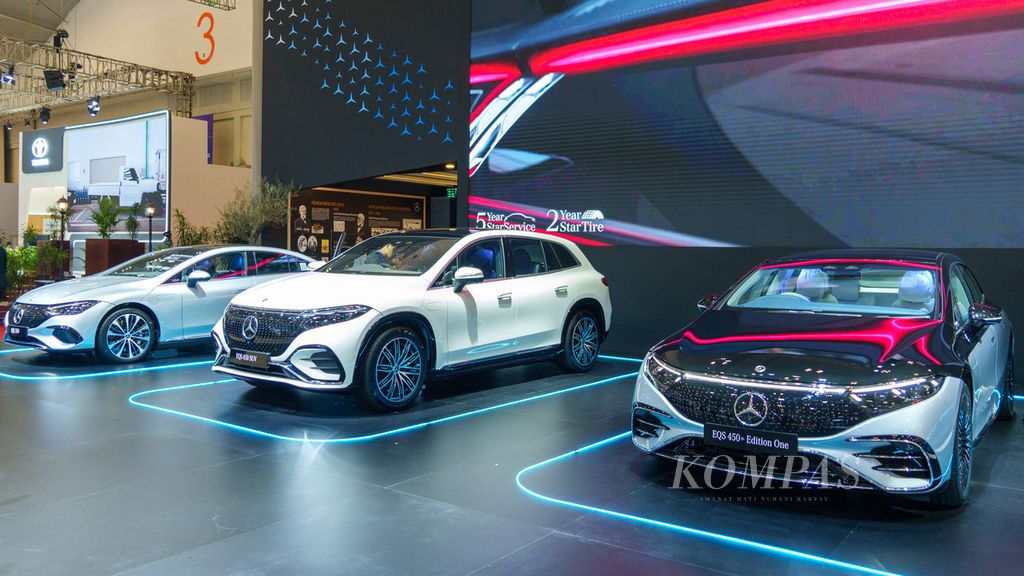 Deretan mobil listrik murni dari Mercedes-Benz, yaitu Mercedes-Benz EQE 350, EQS 450 SUV, dan EQS 450+Edition One (kiri ke kanan), di pameran Gaikindo Indonesia International Auto Show (GIIAS) 2023, Kamis (10/8/2023).