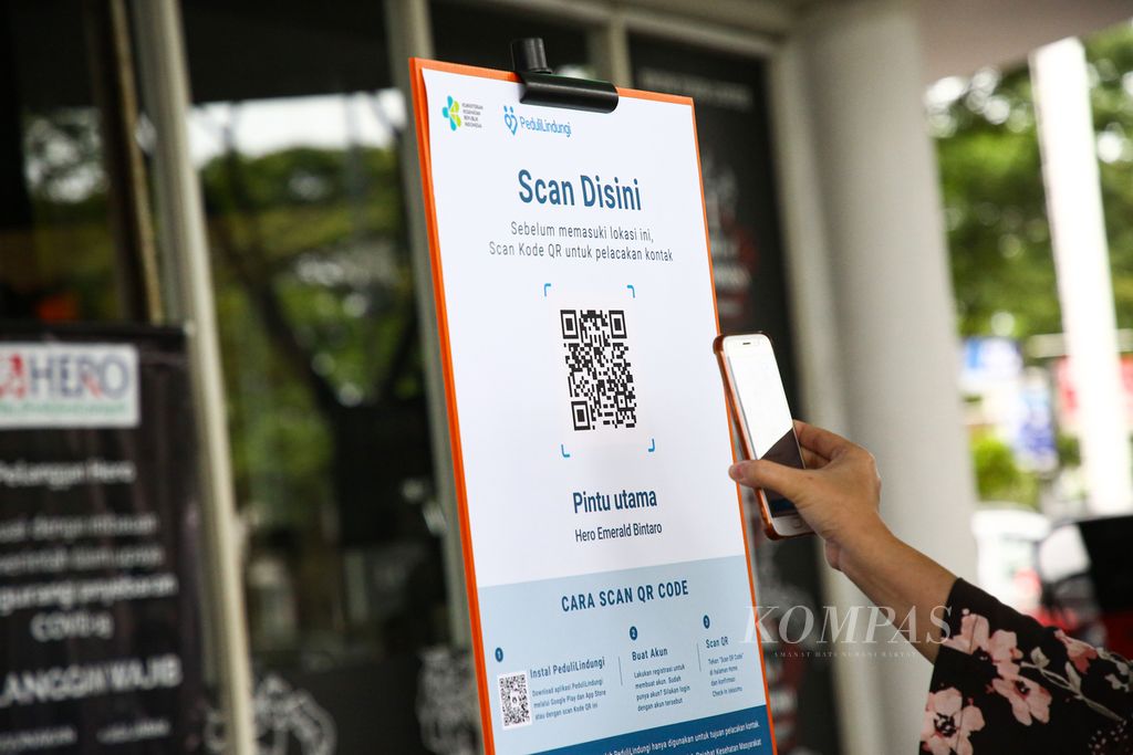 Pengunjung memindai kode menggunakan aplikasi Peduli Lindungi sebelum masuk ke supermarket Hero di kawasan perumahan Bintaro, Tangerang Selatan, Banten, Selasa (14/09/2021). Aplikasi tersebut berfungsi untuk pelacakan dan penapisan terkait Covid-19.