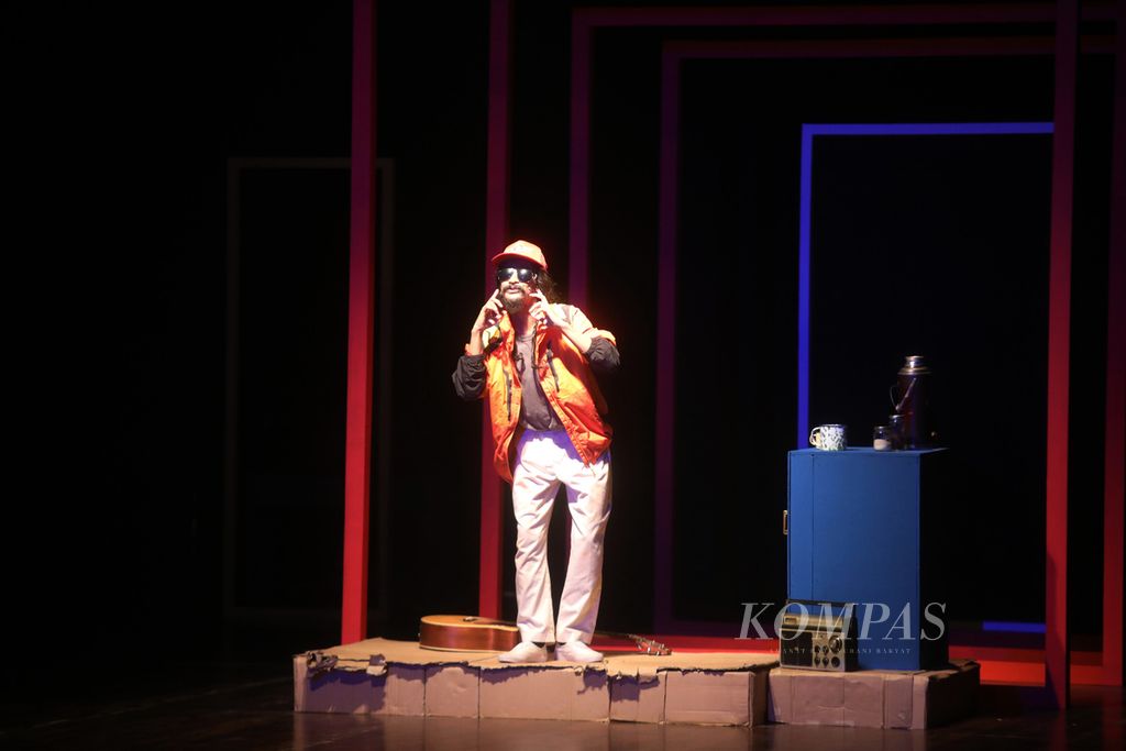 Pementasan monolog "Panggil Aku Gombloh" di Gedung Kesenian Jakarta. Jakarta, Rabu (27/4/2022). Monolog ini merupakan bagian dari <i>Seri Monolog di Tepi Sejarah</i>. Pentas ini menceritakan Gombloh, penyanyi legendaris asal Surabaya yang memiliki jiwa nasionalis. 