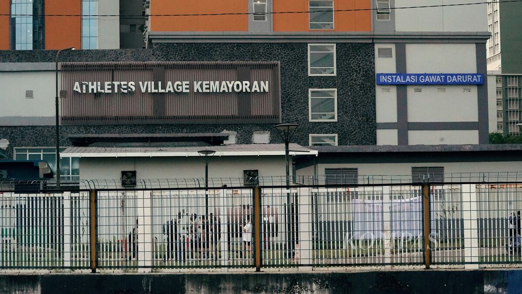 Pasien Covid-19 berolahraga dengan berkeliling kompleks Rumah Sakit Darurat Covid-19 Wisma Atlet di Kemayoran, Jakarta Pusat, 10 Februari 2022.  