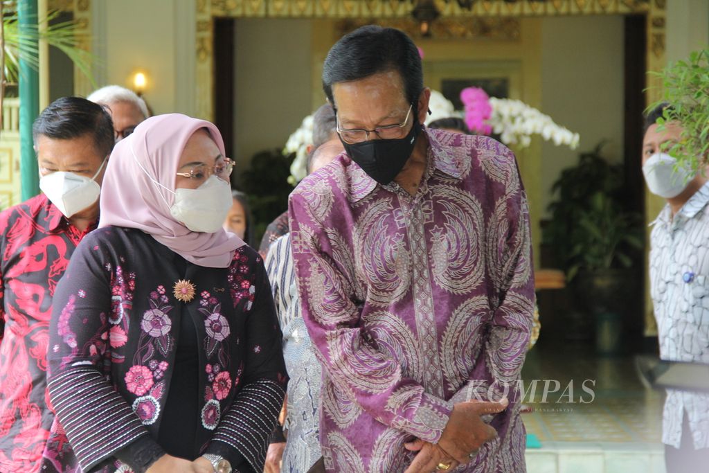 Menteri Ketenagakerjaan Ida Fauziyah (kiri) berbincang dengan Gubernur Daerah Istimewa Yogyakarta (DIY) Sultan Hamengku Buwono X, Kamis (24/2/2022), di kompleks Kantor Gubernur DIY, Kota Yogyakarta. Pertemuan itu membahas tentang rencana pertemuan G-20 di DIY. 