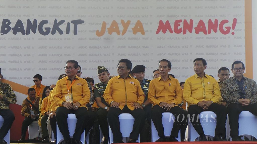(Kiri ke kanan) Wakil Ketua Umum Partai Hanura Daryatmo, Ketua Umum Partai Hanura Oesman Sapta Odang, Presiden Joko Widodo, Ketua Dewan Pembina Partai Hanura Wiranto, dan Sekretaris Kabinet Pramono Anung menghadiri perayaan hari ulang tahun (HUT) ke-11 Partai Hanura di kawasan Pantai Marina, Kota Semarang, Jawa Tengah, Sabtu (23/12/2017). Pada kesempatan itu, Presiden Jokowi berpesan agar Partai Hanura tetap mengedepankan Bhinneka Tunggal Ika dan membela kepentingan bangsa dan negara.