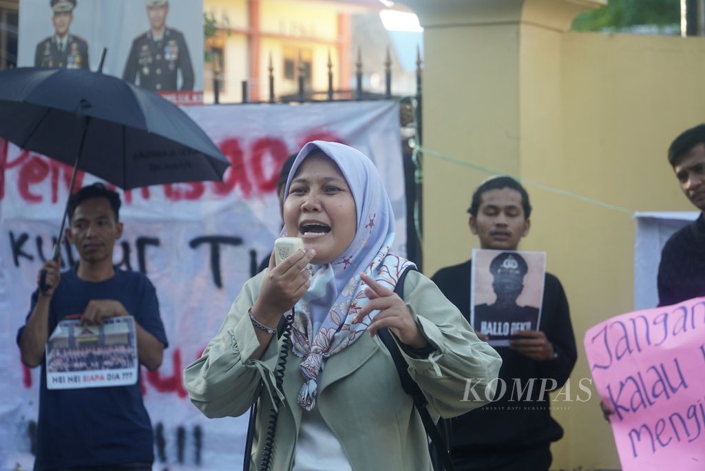 Direktur LBH Padang Indira Suryani berorasi dalam unjuk rasa Aksi Kamisan Padang menuntut keadilan bagi almarhum Afif Maulana (13), yang diduga disiksa polisi, di depan kantor Polresta Padang, Sumatera Barat, Kamis (25/7/2024) sore. 
