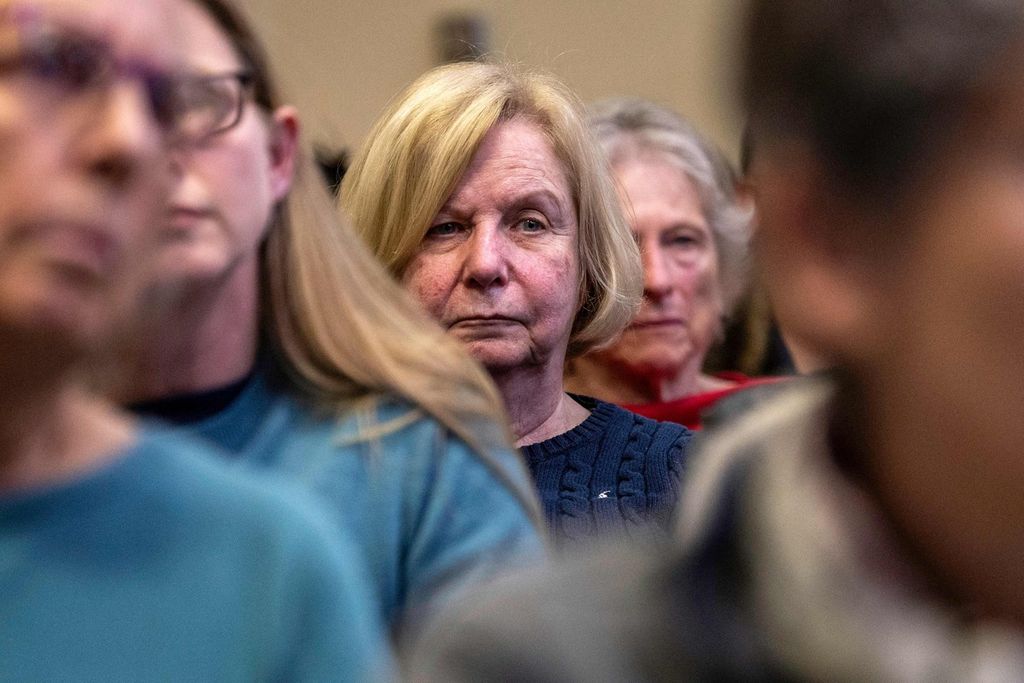 Warga menghadiri pertemuan dengan pejabat Negara Bagian Connecticut di Stamford, Connecticut, AS, pada 12 November 2024, menyusul kemenangan Donald Trump dalam pilpres AS. 