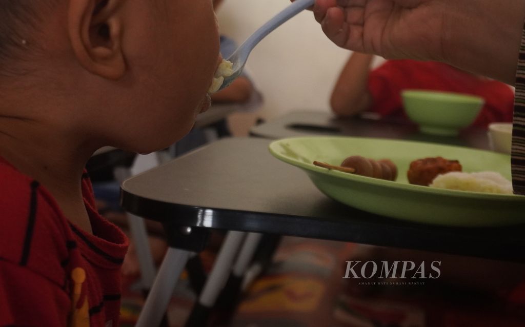 Pengasuh menyuapi anak balita penderita tengkes dengan makanan bergizi seimbang di Rumah Pelita, Kelurahan Manyaran, Kecamatan Semarang Barat, Kota Semarang, Jawa Tengah, Selasa, 10 Oktober 2023.