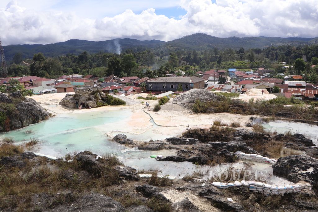 Sumber Air Panas Pemandian Sipoholon yang Bergeser Pascagempa Tapanuli  Utara - Kompas.id