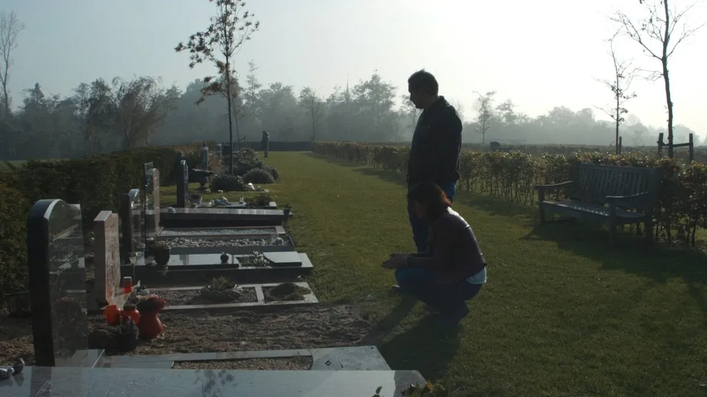 Dua anak Sadjio Mintardjo tengah berziarah ke makam Mintardjo dan istrinya yang berdarah Romania. Kecintaan Mintardjo pada Indonesia ditunjukkan dengan menamai anaknya dengan nama yang sangat Indonesia yakni Harutjagio dan Nurkasih.