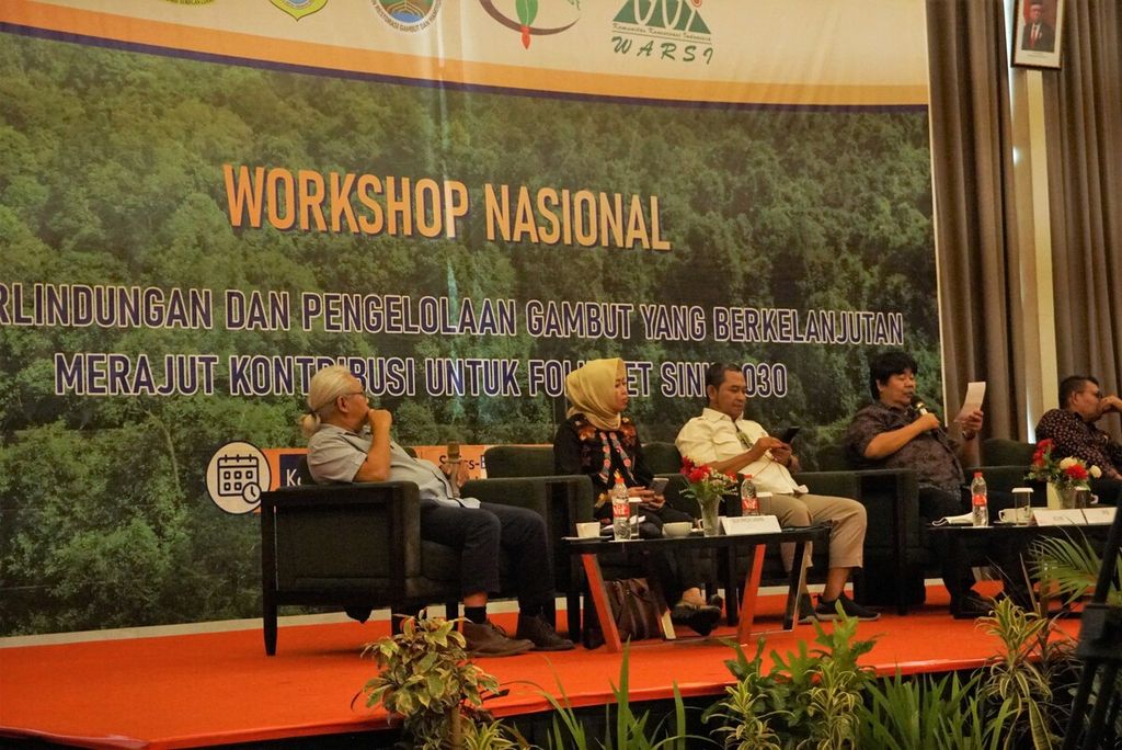 Guru Besar Fakultas Kehutanan Institut Pertanian Bogor, Bambang Hero Saharjo, memaparkan sejumlah kasus kebakaran gambut di Sumatera dan Kalimantan, dalam workshop memperingati Hari Lahan Basah Sedunia, di Jambi, Kamis (2/2/2023). Ia mendorong pencegahan dini dan pengawasan ditingkatkan agar kebakaran jangan sampai berulang di gambut.