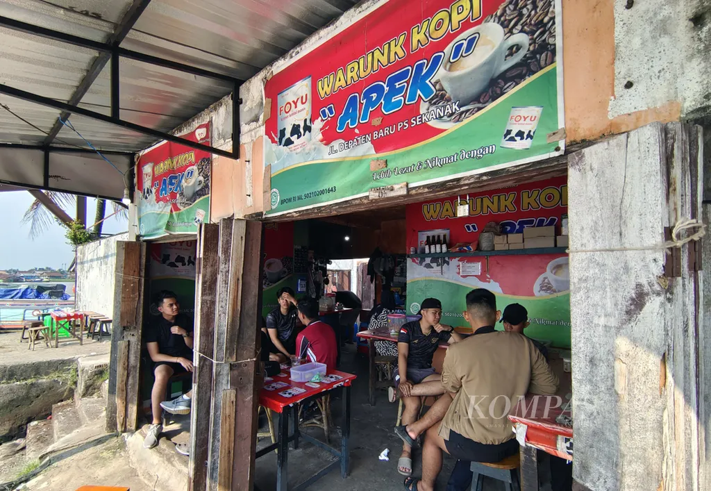 Suasana Warung Kopi Apek di pinggiran Sungai Musi, kawasan Pasar Sekanak, Kota Palembang, Sumatera Selatan, Sabtu (13/7/2024).