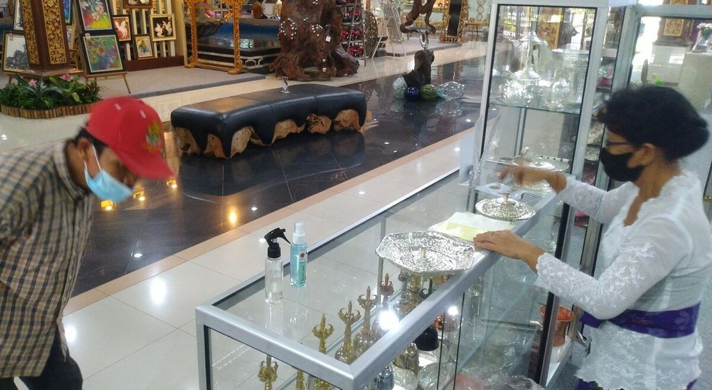 Dekranasda Bali bersama Pemprov Bali kembali menggelar pameran produk lokal dalam ajang IKM Bali Bangkit 2022 tahap I mulai Kamis (20/1/2022). Pameran yang dilangsungkan di area Gedung Ksirarnawa, Taman Budaya Provinsi Bali, Kota Denpasar, ini juga didukung pemasaran melalui lokapasar, selain transaksi secara langsung di lokasi pameran. 