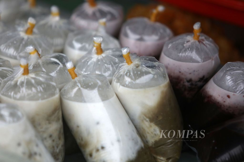 Bubur kacang hijau dan jajanan lain dijual pedagang sebagai menu untuk berbuka puasa di depan pertokoan di Rawa Buntu, Serpong, Tangerang Selatan, Minggu (3/4/2022). Selain bubur kacang hijau, aneka minuman lain, seperti kolak dan es buah, dijual di lapak yang ramai jelang berbuka puasa ini.