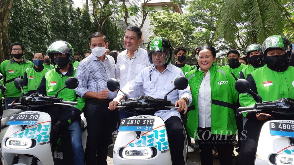 Menteri Perhubungan Budi Karya Sumadi (tengah) menjajal sepeda motor listrik, yang disediakan Grup Goto dan Electrum, serangkaian acara peresmian <i>shelter </i>kendaraan motor listrik Goto dan Electrum di area Hotel Courtyard by Marriott, Nusa Dua, Badung, Rabu (19/10/2022). Grup Goto dan Electrum menyediakan pelayanan transportasi dengan sepeda motor listrik untuk mendukung mobilitas selama kegiatan KTT G20 di Nusa Dua, Badung, Bali.