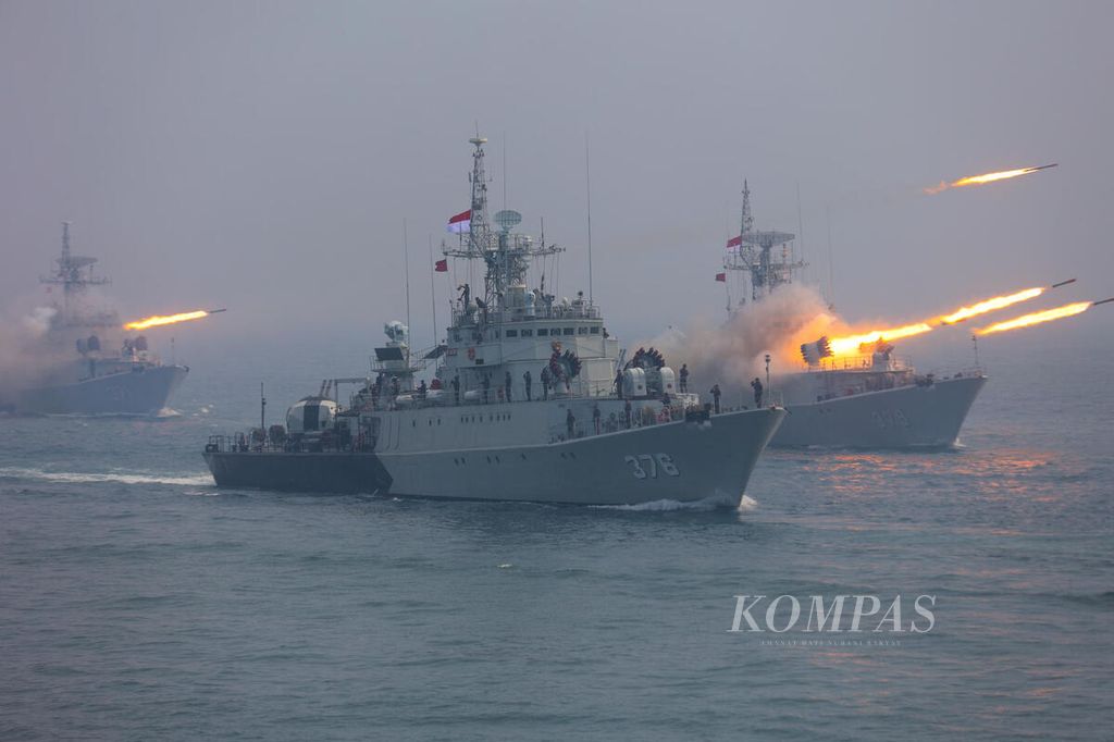 Kapal perang korvet TNI Angkatan Laut melakukan demo penembakan seusai Presiden Joko Widodo menerima brevet kehormatan Hiu Kencana dan penganugerahan tanda kehormatan Samkaryanugraha di atas KRI dr Radjiman Wedyodiningrat, yang berlayar di Teluk Jakarta, Sabtu (28/9/2024). 