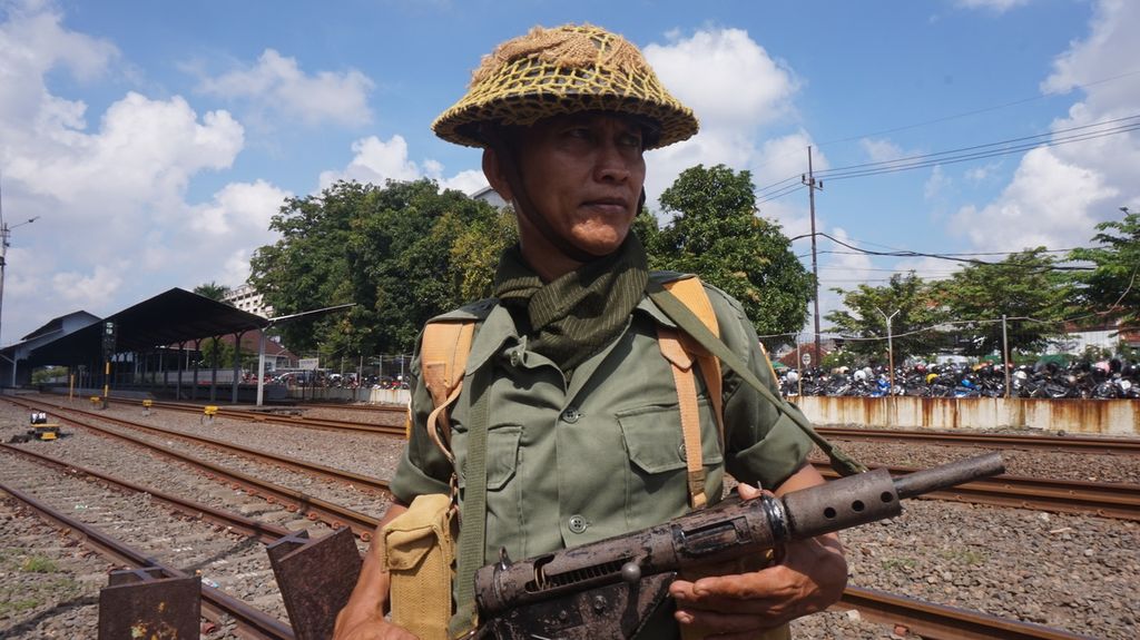 Pegiat literasi sejarah dari Begandring Soerabaia berpose dengan seragam ala tentara di masa lalu dalam kegiatan Subtrack di Stasion Wonokromo dalam kegiatan di Stasiun Wonokromo, Surabaya, Jawa Timur, Minggu (19/3/2023).