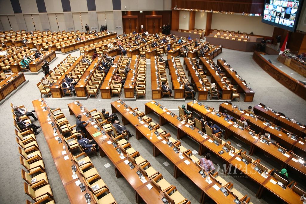 Anggota DPR mengikuti rapat paripurna di Kompleks Parlemen, Jakarta, Selasa (11/1/2022). 