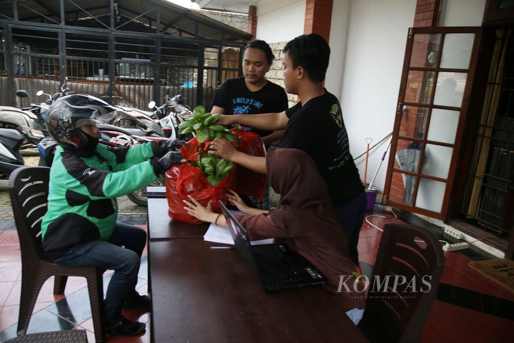 https://assetd.kompas.id/qynvLeAtaBVkO-6XPhgxlhXjd8c=/1024x683/filters:watermark(https://cdn-content.kompas.id/umum/kompas_main_logo.png,-16p,-13p,0)/https%3A%2F%2Fkompas.id%2Fwp-content%2Fuploads%2F2020%2F04%2F0bee03c8-fdf9-42c3-aa13-df42bcfaac39_jpg.jpg
