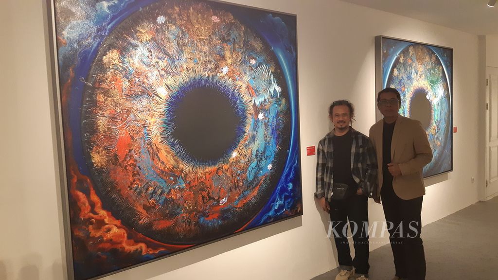 Seniman Made Toris Mahendra bersama kurator Festival Art Love U Mikke Susanto berpose di depan karya Made Toris, Jumat (1/11/2024). Made Toris salah satu peserta Festival Art Love U.