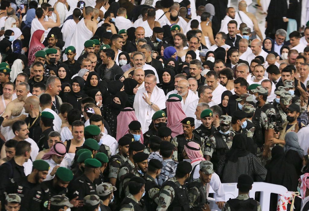 Presiden Turki Recep Tayyip Erdogan (tengah) menunaikan umrah di kota suci Mekkah, Arab Saudi, Jumat (29/4/2022). 