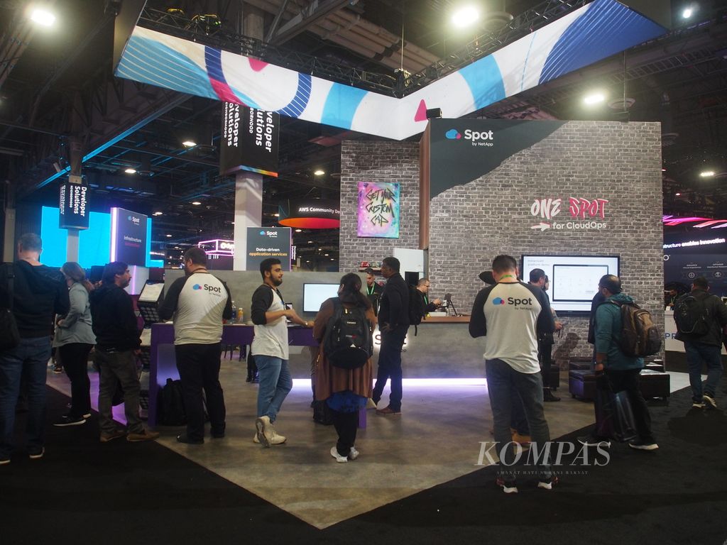 Pengunjung memadati arena eksebisi dalam ajang AWS (Amazon Web Services) re:Invent 2022 yang digelar di Las Vegas, Amerika Serikat, 28 November-2 Desember 2022. Selain pameran besar dari mitra bisnis AWS dalam layanan database, analisa data, machine learning, dan keamanan siber, re:Invent juga menampilkan sejumlah pembicara kunci dari AWS yang mengumumkan produk teknologi komputasi awan terbaru.